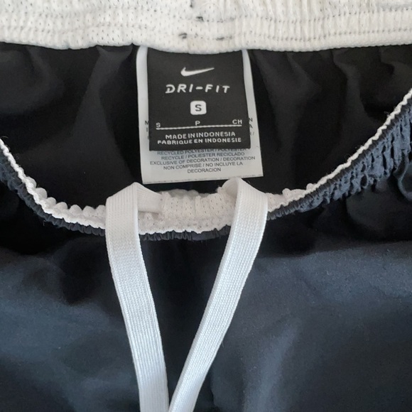 Nike DriFit Shorts Boys size 9/10 - Picture 2 of 2